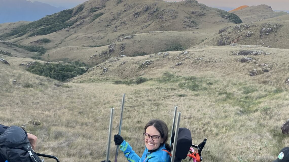 Juliana durante passeio utilizando uma cadeira Julietti, desenvolvida em sua homenagem.